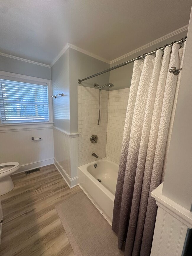 Building Photo - Updated 2 Bedroom, 1 Bath Home Locate Close to Wrightsville Beach