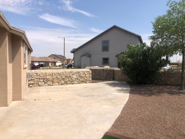Building Photo - 6216 Lovebird Ln