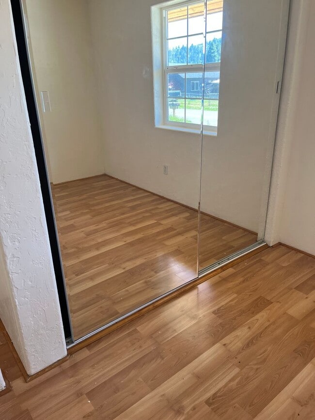 Building Photo - 3 bed / 2 bath Duplex