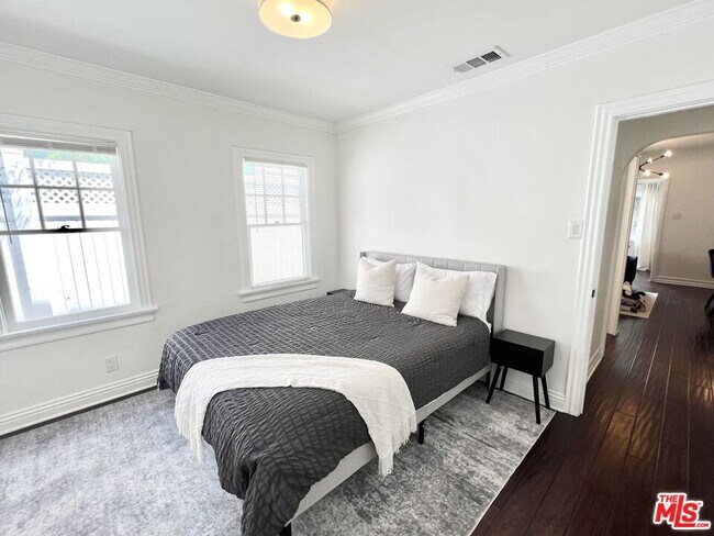 Building Photo - 7865 Willoughby Ave