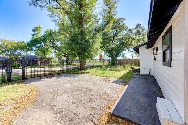 Building Photo - 5906 Hilary St