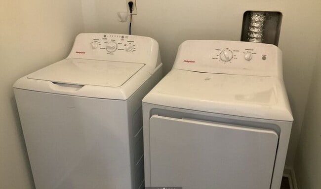 Building Photo - Northeast Townhome