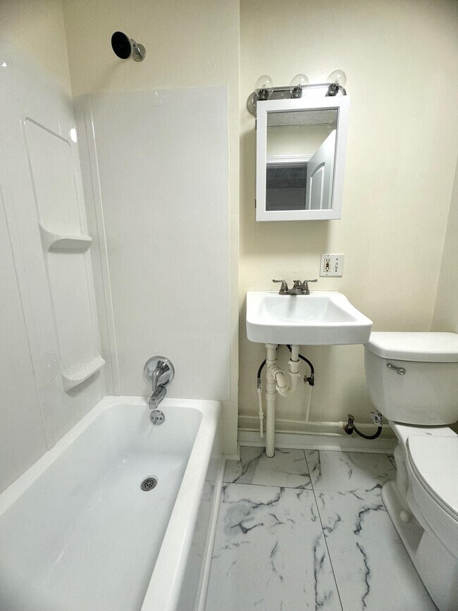 Building Photo - 4 Central St