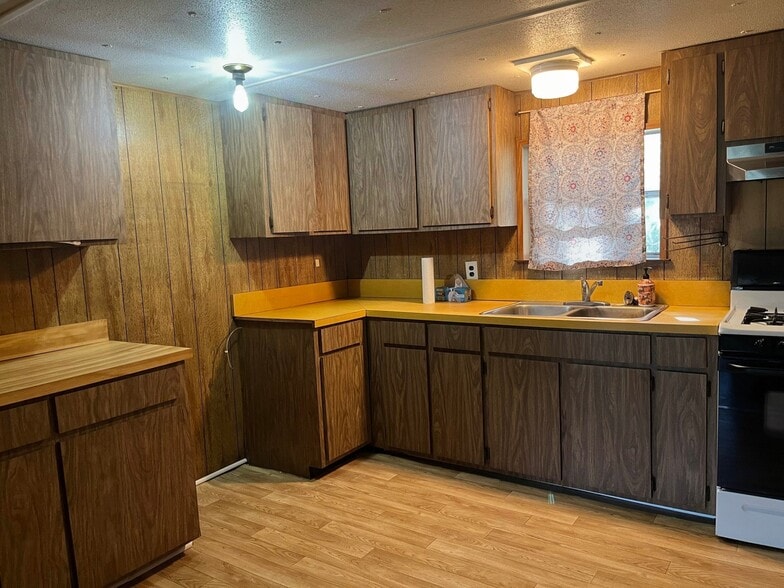 Building Photo - 5670 Lauramore Rd