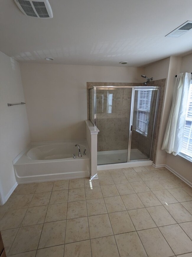 Building Photo - Stunning 7 Bedroom House with a Loft and U...