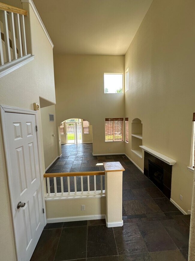 Building Photo - Beautiful 3 bedroom, 2.5 bath two story home
