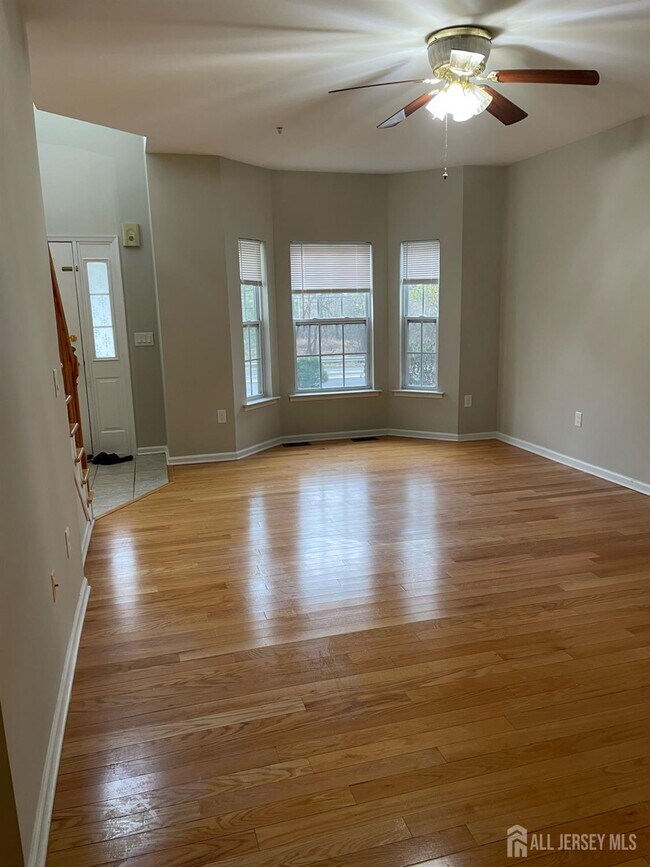 Building Photo - 301 Pinelli Dr