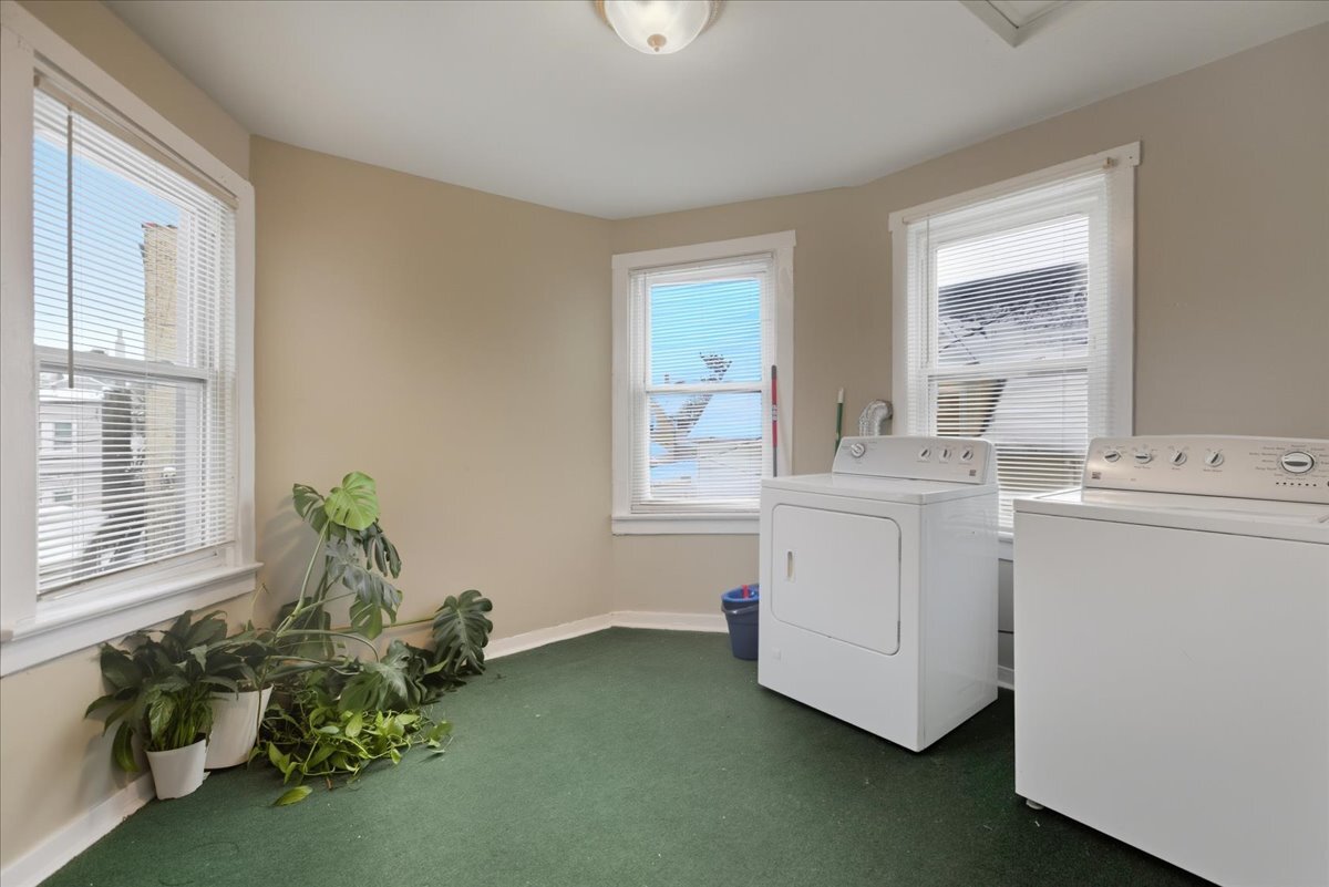 Building Photo - 2441 N Avers Ave