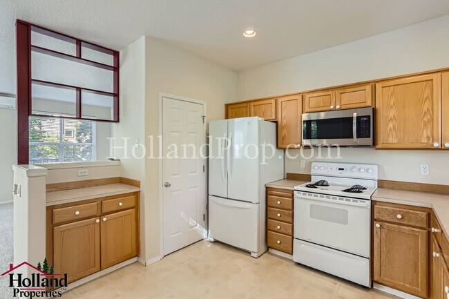 Building Photo - Beautiful End-Unit Townhome with 3 Bedrooms, 3 Full Baths & Private Outdoor Living