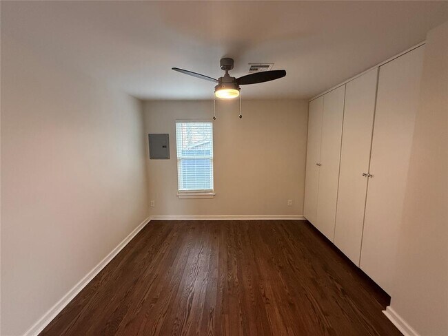 Building Photo - 1205 Military Ct