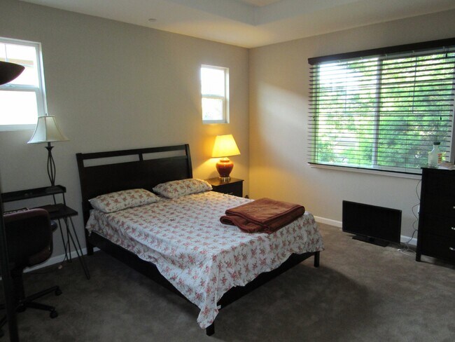 Building Photo - Beautiful 4 Bed/ 2.5 Bath Home close to Pi...