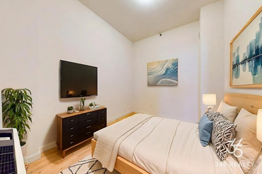 Building Photo - Washington Street