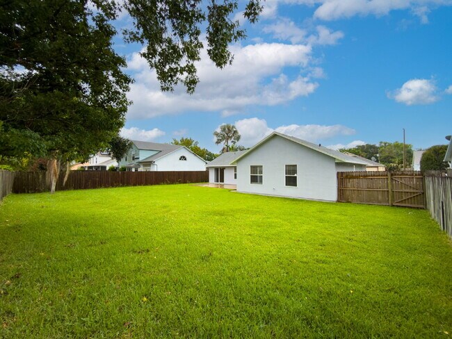 Building Photo - Spacious 3/2 with split plan and large fenced yard!