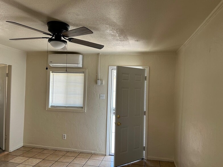 Building Photo - 524 N Mesquite St