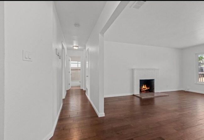 Building Photo - 118 Montrose Ct