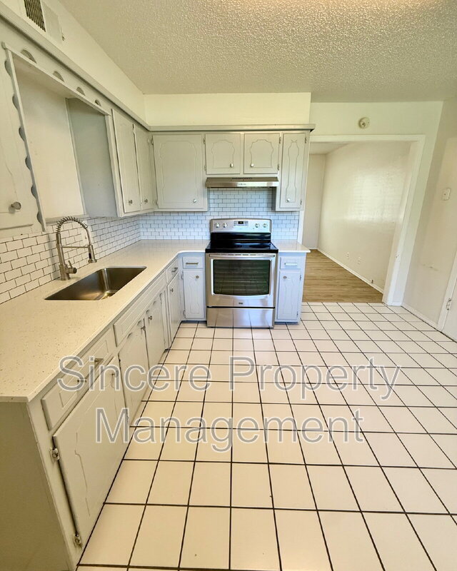 Building Photo - 813 S Meadow Ln