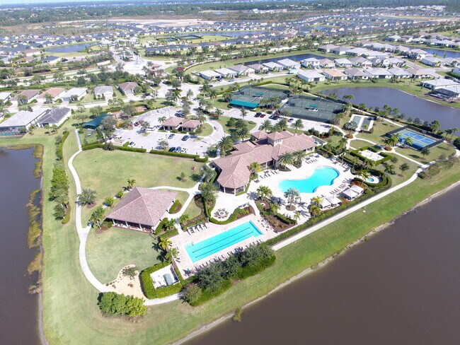 Building Photo - 758 SE Courances Dr