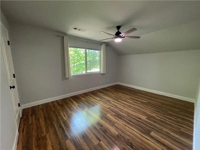 Building Photo - Gorgeous 3-Bed, 2.5-Bath Retreat Near Veterans Park