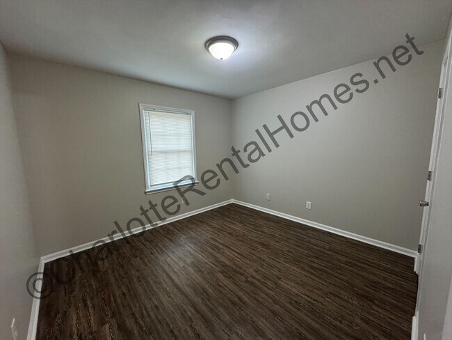 Building Photo - Nice split level home in Charlotte!