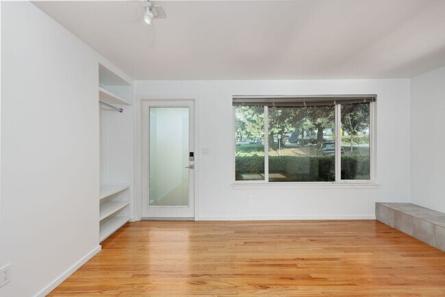 Building Photo - Downtown Bainrbidge Rental -  1/2 Off June...