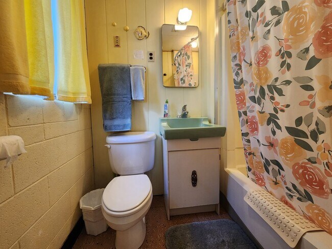 Building Photo - SKI LEASE: Close to Bus Line, Full Kitchen...
