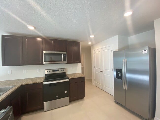 Building Photo - Desirable Lake Diamond Subdivision 3/2/2 **Won't Last**