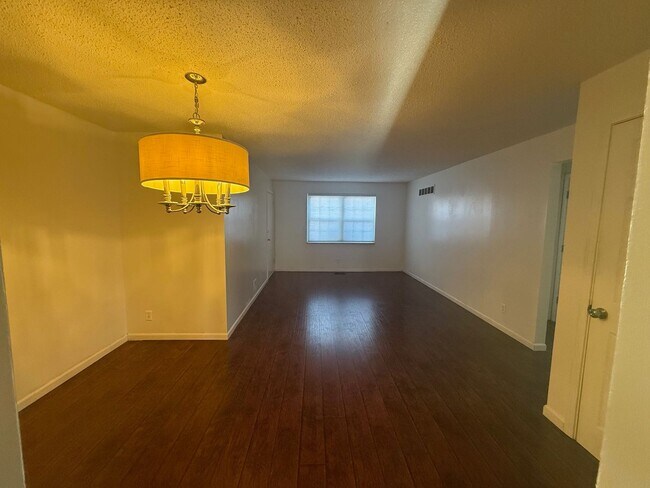 Building Photo - Grants Farm Condo!