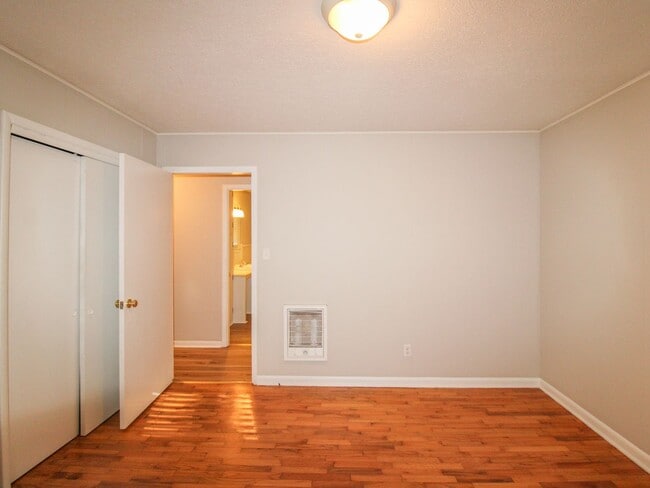 Building Photo - Well maintained brick home in a fantastic location!