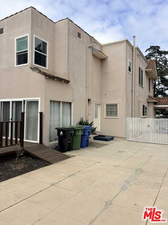 Building Photo - 2142 S Victoria Ave