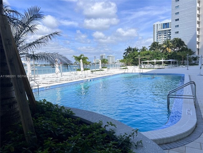 Building Photo - 1000 West Ave