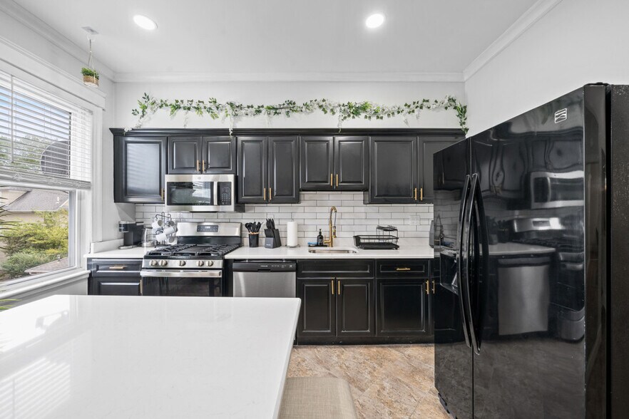 Building Photo - 84 W 42nd St