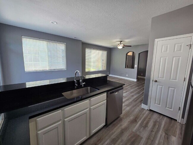 Building Photo - "Charming 3-Bed Townhouse Retreat in North...