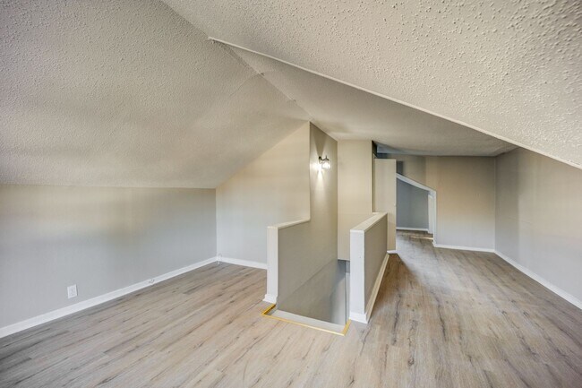 Building Photo - Freshly Updated 3 Bedroom House