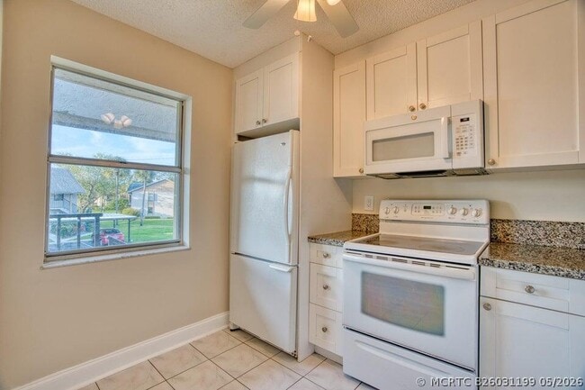 Building Photo - 3151 SE Aster Ln