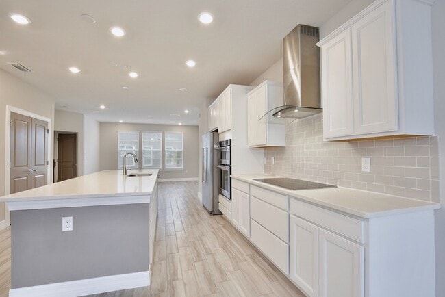 Building Photo - Luxurious 3/3.5 Spacious Townhome with a B...