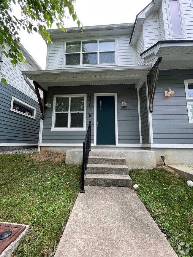 Building Photo - Incredible 2 Bedroom 2.5 Bath Townhome wit...