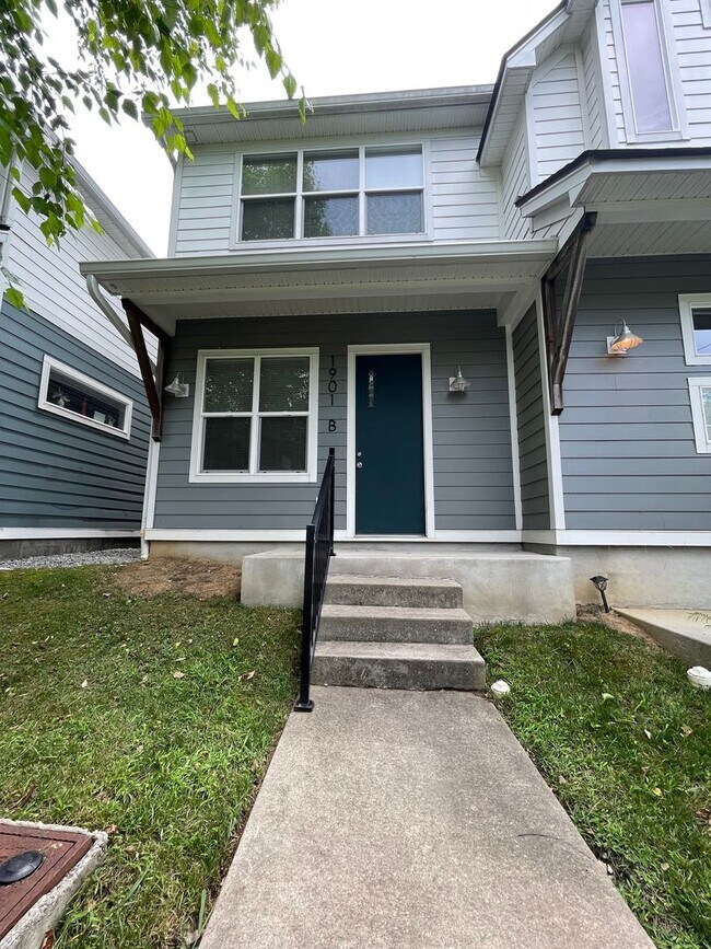 Primary Photo - Incredible 2 Bedroom 2.5 Bath Townhome wit...