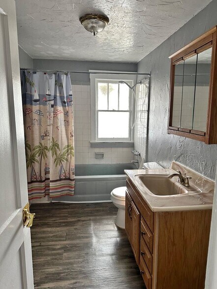 Building Photo - 827 N Oleander Ave