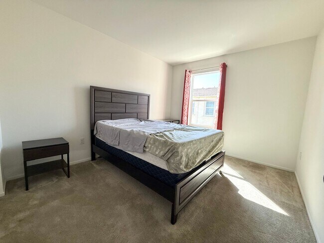 Building Photo - Modern Three Bedroom Townhouse in gated community of El Paseo $2,995.