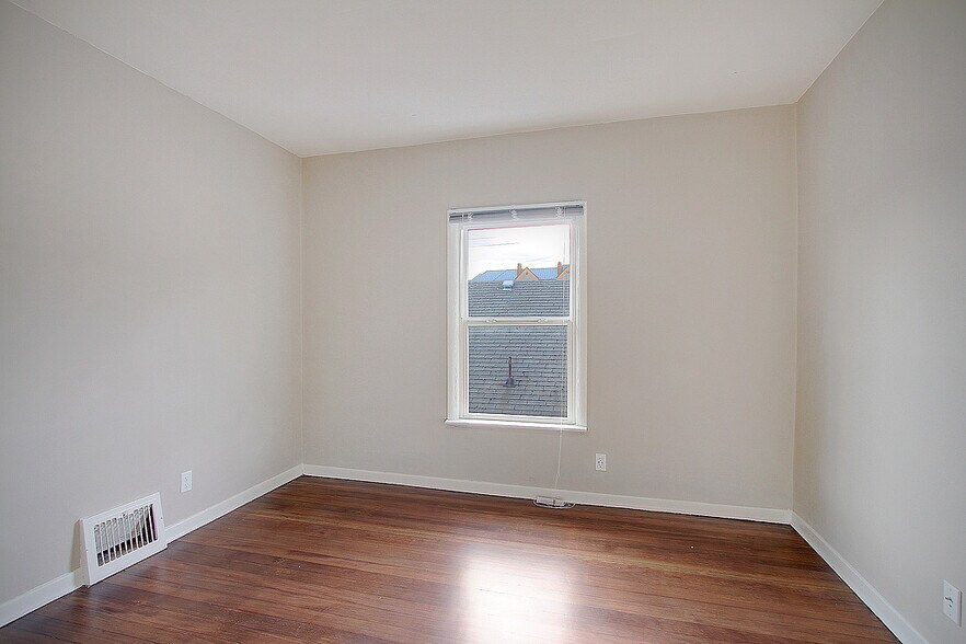 Building Photo - 567 Valley St