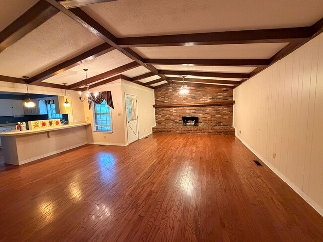 Building Photo - Discover a comfortable 3-bedroom, 2-bath home located on the west side of Russellville, AR.
