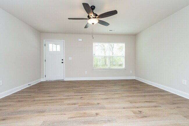 Building Photo - Elegant 2-Bedroom, 2.5-Bath Townhome Minutes from Downtown Greenville and walking distance to Swa...