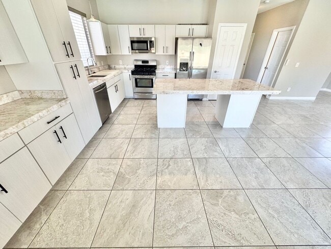 Building Photo - LIMITED TIME ONLY: $500 OFF 2ND MONTH'S RENT -MOVE IN W/IN TWO WEEKS TO TAKE ADVANTAGE of this Be...