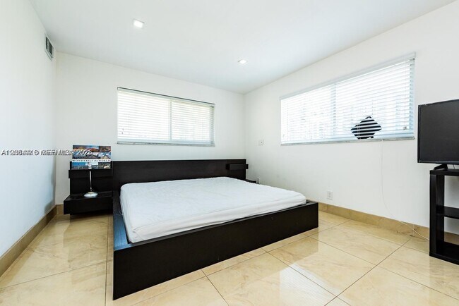Building Photo - 2081 S Ocean Dr