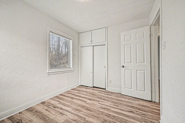 Building Photo - Beautiful 2 Bedroom 1 Bathroom in Kansas City!