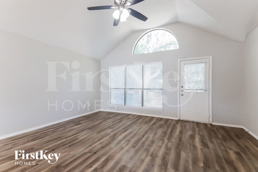 Building Photo - 701 Long Hill Ct