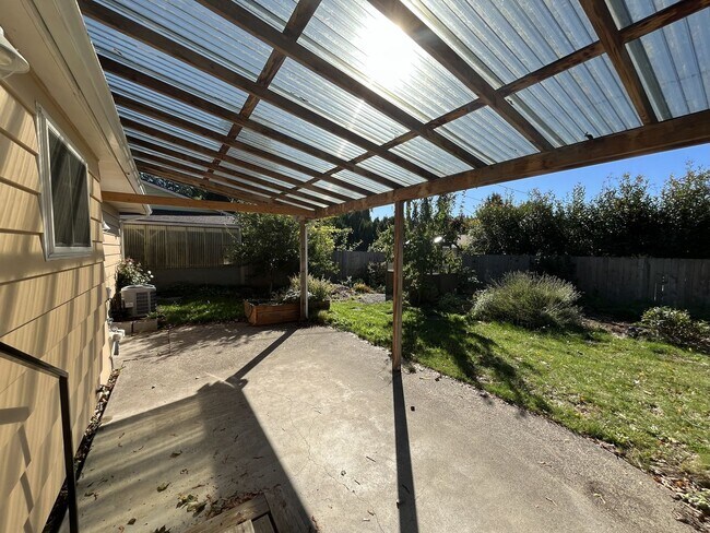 Building Photo - Light-Filled Home with Open Layout, Modern...