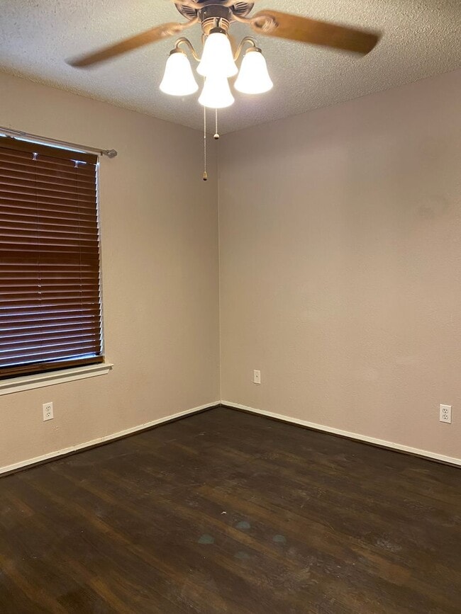 Building Photo - SPACIOUS 3 bedroom 2 bath Townhome COMING SOON!