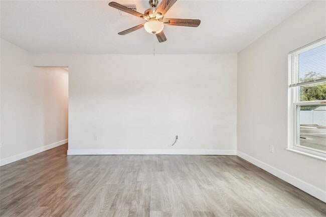 Building Photo - 650 E Tarpon Ave