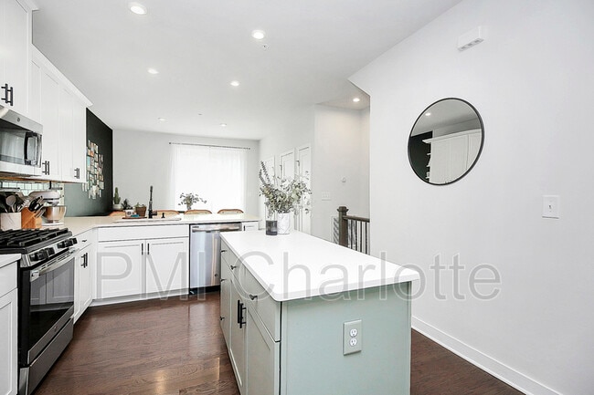 Building Photo - 256 Parkwood Ave